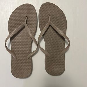 Old Navy foam flip flops